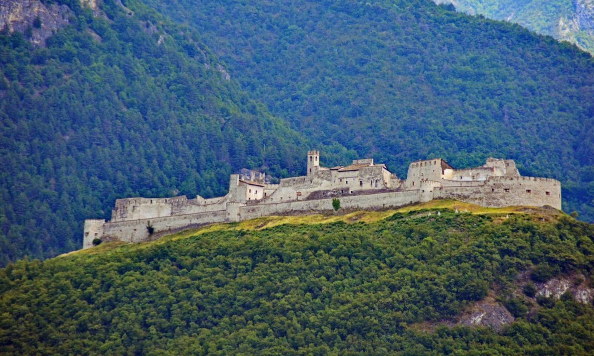 cropped-CASTEL01.jpg